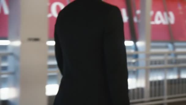 Businessman in office suit walks along hallway of building — Stock Video