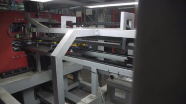 Manipülatör üretim hattındaki taşıyıcıya plastik takıyor
