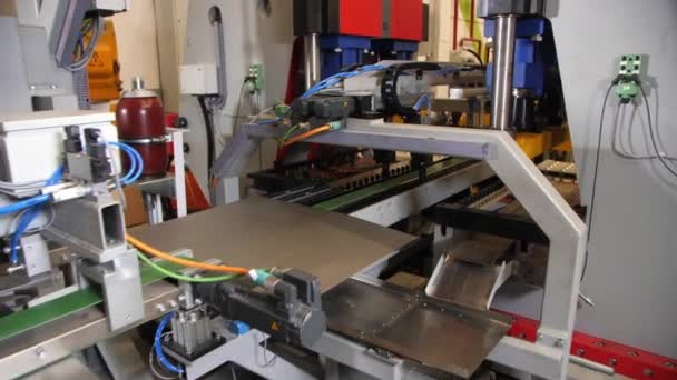 공장 공장에서 생산 라인으로 운반되는 금속 인쇄판 — 비디오