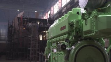 Gemi motoru ve eski yenilenebilir balıkçı teknesi kuru havuzda.