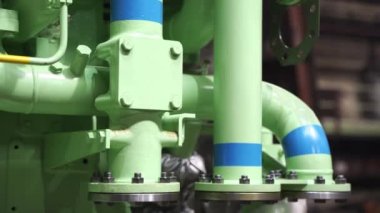 Kuru rıhtımdaki güçlü açık yeşil gemi motorunda boru hatları