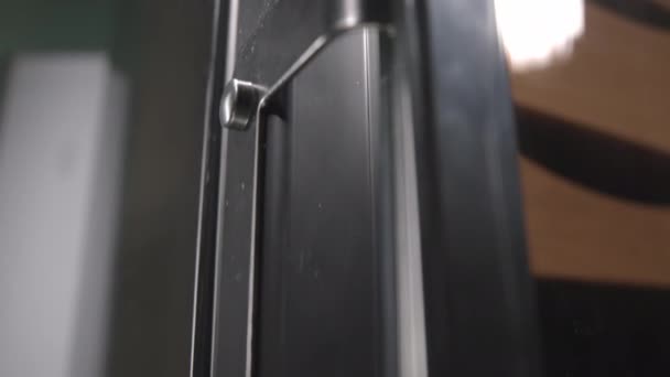 冷蔵庫のハンドルで閉じたドアに沿って下の動き — ストック動画