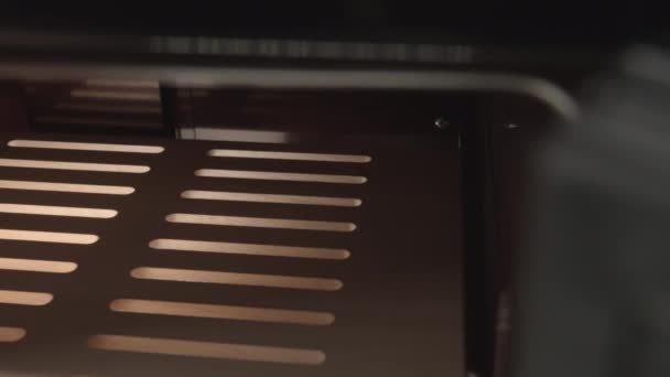 Leere Holzregale im modernen umweltfreundlichen Kühlschrank — Stockvideo