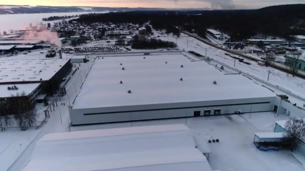 Склад с яркой крышей по промышленному комплексу на рассвете — стоковое видео
