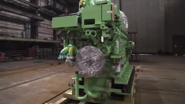 Grüner Schiffsmotor mit folienumwickelten Teilen steht im Dock — Stockvideo