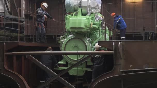 Laboratoria trekken motor naar beneden in het ruim van vissersvaartuigen in het dok — Stockvideo