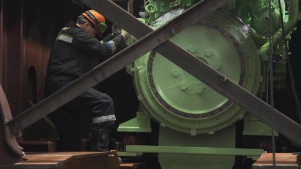 Pria senior memeriksa mesin baru yang dipasang di kapal kepiting — Stok Video