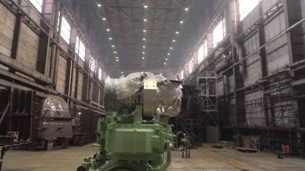 Motor del buque envuelto con papel de aluminio contra el buque pesquero restaurado — Vídeo de stock