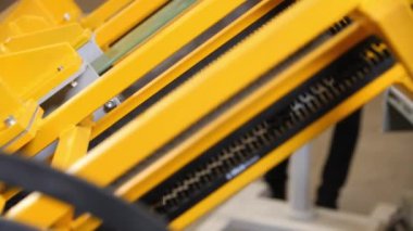 Otomatik üretim hattının parlak sarı bölümü