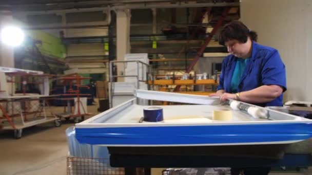 작업장에서 냉장고 의문을 조립하는 여자들 — 비디오