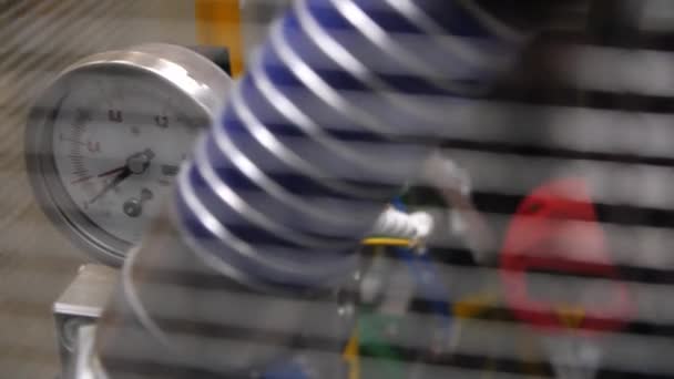 Medidor de presión en máquina herramienta con tubos en taller de luz — Vídeo de stock