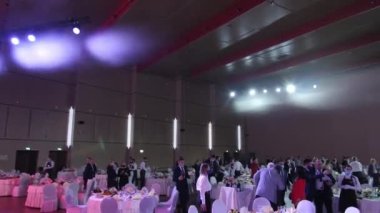 Maskeli foruma katılanlar restoran salonunda otursun.