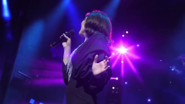 Donna in abito elegante esegue canzone sul palco al concerto — Video Stock