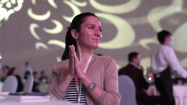 Kadınlar ve iş adamları forumuna katılanlar masada gösterinin keyfini çıkarıyorlar — Stok video