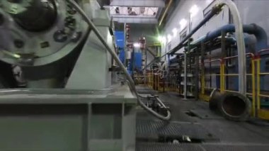 Fabrikada kompresör ve işçilerle atölye boyunca hareket