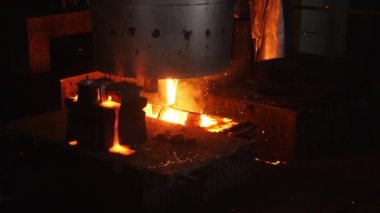 Sıcak sıvı metal forma girdi ve atölyede kıvılcımlar uçuşmaya başladı.