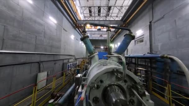 Krachtige compressoren en gecompliceerde pijpleiding in de fabriek — Stockvideo