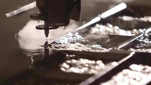 Macchina utensile automatica taglia pezzo metallico sdraiato in acqua — Video Stock
