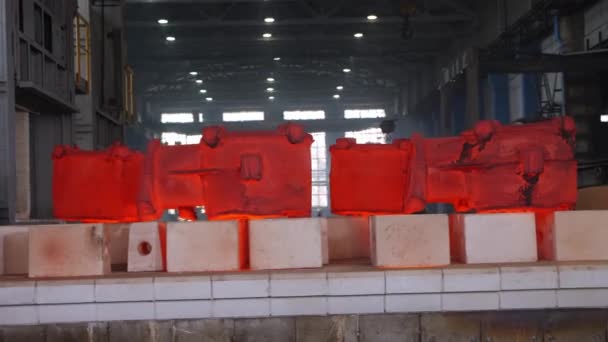 工場ワークショップで空気圧縮機の赤ホットメタルケース — ストック動画