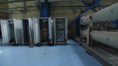 Kompresörlü hava soğutma sistemi tüplerinin yanındaki dolaplar
