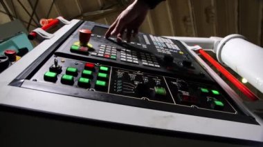 Çalışan makine aracı için farklı tuşlara basar