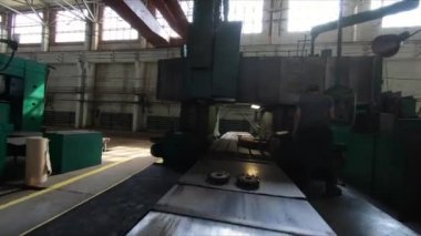 Güçlü sıkıştırıcılar yapmak için ekipman etrafında hareket