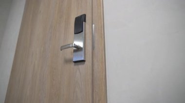 Kullanıcı ve okuyuculu çağdaş erişim sistemi sorunsuz bütünleşir. Elektronik okuyuculu otel kapı kolu misafir deneyimini arttırır