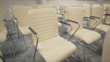 Metalik kollukları olan deri koltuklar panoramik pencerenin yanında hizalanır. Parlak metalik detaylar yumuşak beyaz deri yüzeylere zıt