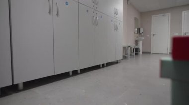 Kilitleri parlak ve tertipli numaralandırılmış dolaplar. Dayanıklı kilitleri olan numaralandırılmış dolaplar emniyetle birlikte düzeni sağlar