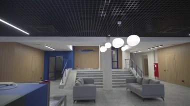 Yumuşak kanepeleri ve resepsiyon masası olan salon misafirperver bir ortam yaratır. Yönetici ziyaretçileri cazibeyle karşılarken misafirler rahat hissediyor