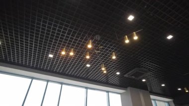 Takımyıldızı şeklinde şık tavan ışığı karanlık yüzey boyunca yayılır. Yıldızlara benzeyen dekoratif armatür zarafeti artırır