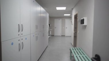 Büyük dolapları ve ahşap bankları olan soyunma odası konfor sağlar. Soyunma odası, numaralandırılmış depolama üniteleriyle birlikte uygun banklar sunuyor.