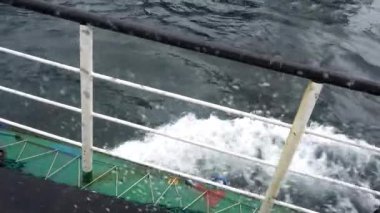 Dalgalar gemi gövdesine çarpar ve deniz püskürtüsü bulutları oluşturur. Geminin çelik gövdesinin etrafında kükreyen okyanus hareket sesi ve ışığı birleştirir.