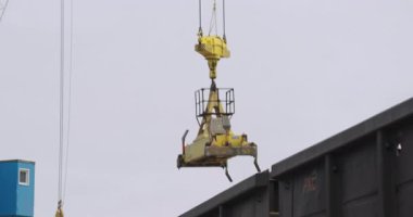 Kule vinci, çelik kollarla bulutları keserek gökyüzüne yükseliyor. Çelik yapı kuleleri sessizce ve kablolar rüzgara karşı gergin