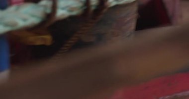 Denizcinin elleri kabataslak halatı derinin altında görünen gergin damarlara sıkıştırır. İpler el ile hafif kıvrılır, tuzlu lifleri yakalar.