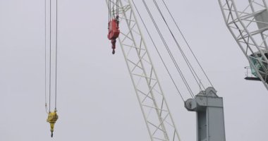 Kule vinci gururla yükselir bulutlu gökyüzüne çelik kollar hafifçe parlar. Gökyüzüne hakim olan turna, solgun bulutlara karşı sessiz ve güçlü.