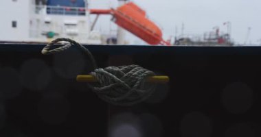 Kaba demirleme halatı Bollard 'ı sıkılaştırır dayanıklılığın özünü yakalar. Sahne disiplin gerilimi ve sessiz denizcilik ritmi soluyor.