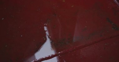 Metalik güverte yüzeyi, sakin ve yavaş yağış altında parlar. Her damla, makinelerin ve uzak deniz uğultusunun sakinliğini arttırır. Nemli güverte