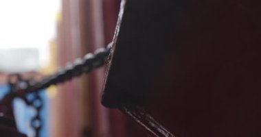 Çelik kargo bölümünde büyük bir kamyon kilitlendi. Dalgaların yankılandığı loş ışık altında zincirler parıldıyor. Ağır araç gemi ambarında sıkıca korunuyor.