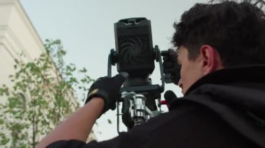 ALMATY, KAZAKHSTAN - 18 AĞUSTOS 2025: Düzenli sinematik yapılandırma hazırlayan sabit duruş için ayarlanabilir kilitler. Dikkatli hareketler güvenli işlemi güvence altına alır