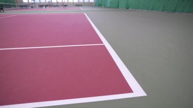 Temiz tenis izleri jimnastik salonunun zemininde sivri çizgiler oluşturuyor. Pürüzsüz cilalı yüzey düzenli atletizm ortamını geliştirir