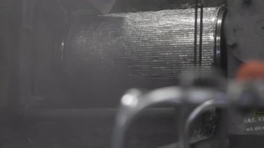 Metal işleme makinesi, akan soğutucu sıvısı kullanarak kesme işlemini gerçekleştirir. Makine süreci doğruluğu ve kontrollü ortamı vurgular