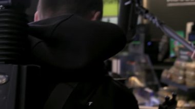 ALMATY, KAZAKHSTAN - 28 Eylül 2025: Kameraman, stüdyoda modern ekipmanlarla cafe vitrininde satıcıyı çekiyor. Çekimlerde kameralı ve güçlü mikrofonlu takım