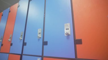 Soyunma odasındaki sipariş, numaralı dolap kapılarından sağlanıyor. Parlak numaralandırılmış dolaplar denetim erişimini ve günlük iş akışını artırır