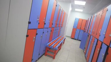 Sıraların dolap renkleriyle hizalanması havuz değişiminde kullanılabilirlik ve görsel ahengi artırır. Düzenli ergonomik dostane alan görünüyor