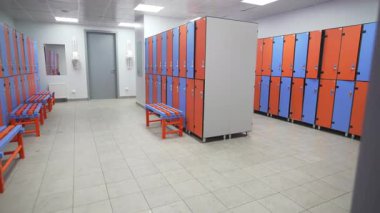 Parlak renkli dolaplar, rahat havuz soyunma odasını doldurur ve enerjik, dostane bir atmosfer yaratır. Canlı dolaplar karşıtlık ve kişilik ekler