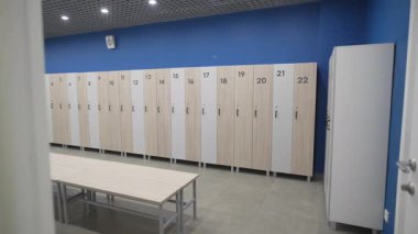 Ahşap dolap sırası yumuşak banklar ve narin ışıklandırmayla tamamlanmış. Dost canlısı parlak palet davetkar bir atmosfer yaratır.