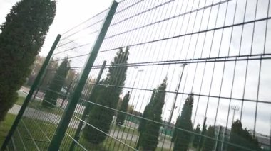 Çitlerle çevrili yeşillik özel barışçıl açık hava sahası yaratır. Yapılandırılmış bariyerler bitkilerle harmanlanarak dengeli bir ortam oluşturuyor.