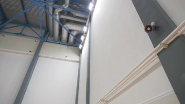 Tavan inşaatı, metal kirişler, kıvrımlı çatı ve havalandırma sistemlerini içeriyor. Endüstriyel tasarım mühendisliğin işlevselliğini vurguluyor