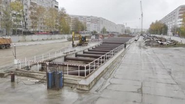 Metro hattı inşaatı, kirişlerle kaplı bir çukurda devam ediyor. Kentsel kazılar günlük çevre manzarasını bozuyor